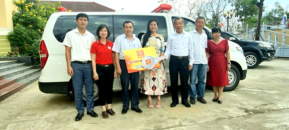 Trao xe cứu thương, nhà tình thương và quà cho người dân miền Trung